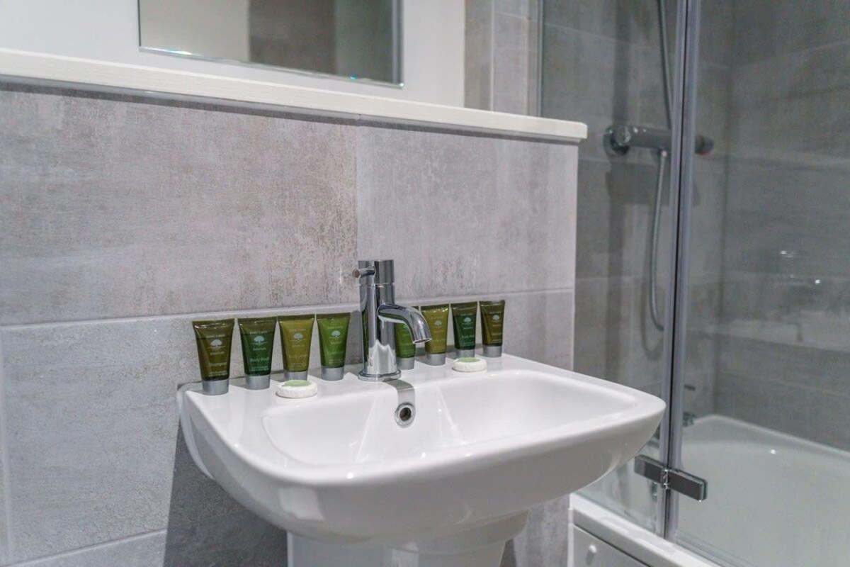 Stunning 2 Bed Apartment In Salford With Views Manchester Zewnętrze zdjęcie